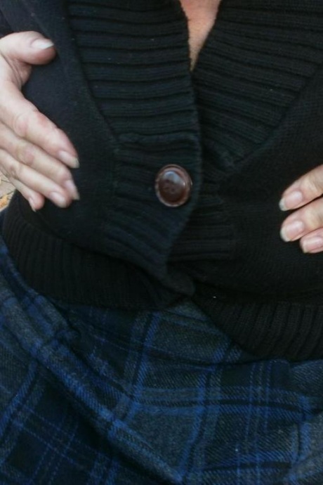 Возбужденная старая Каро на открытом воздухе в сапогах раздвигает киску, чтобы поиграть с бутылкой вина 20