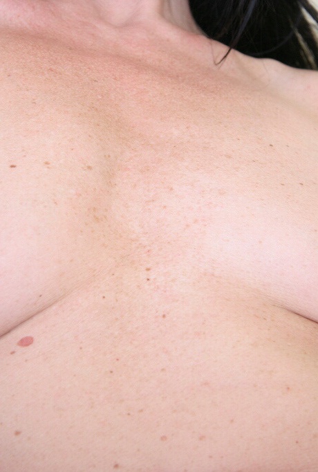 Задорная зрелая цыпочка с волосатой пиздой раздевается догола в своем офисе 12