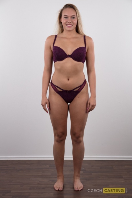 Полностью одетая 18-летняя Сильви стоит голой задницей после того, как сняла с себя одежду 6