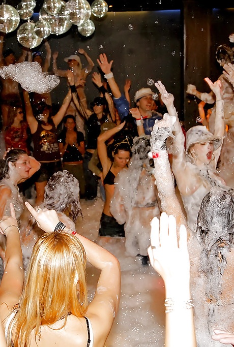 Изголодавшиеся по члену европейские красотки делают минет на дикой секс-вечеринке 8