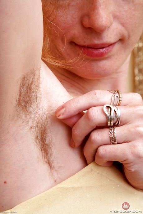 Брюнетка Ана Молли обожает демонстрировать свою дряблую и волосатую киску 1