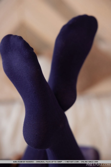 Красивая молоденькая Кира Рами раздевается в темно-фиолетовых чулочно-носочных изделиях 3