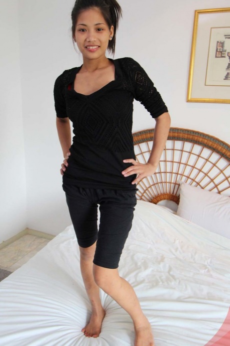 Филиппинская мамаша раздевается перед тем, как дрочить и трахать фаранга 1