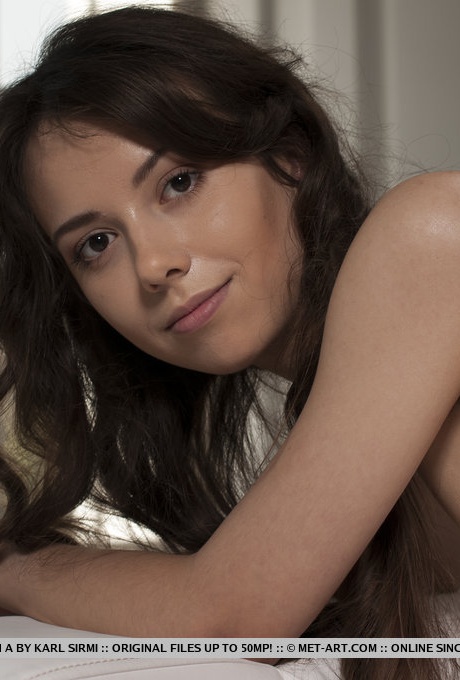 Худенькая молоденькая Карен с широко раскрытой волосатой киской после снятия трусиков 1