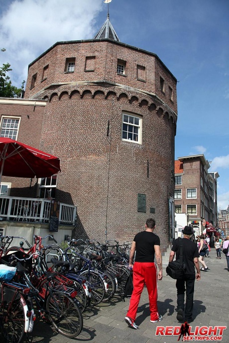 Русский секс-турист находит утешение с голландской секс-работницей в зоне красных фонарей 5