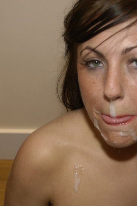 Обнаженная девушка высовывает свой проколотый язык, принимая участие в играх буккаке 7