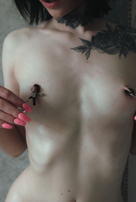 Потрясающая татуированная брюнетка Полли Стар стоит обнаженная в своей ванне, облизывая губы 7