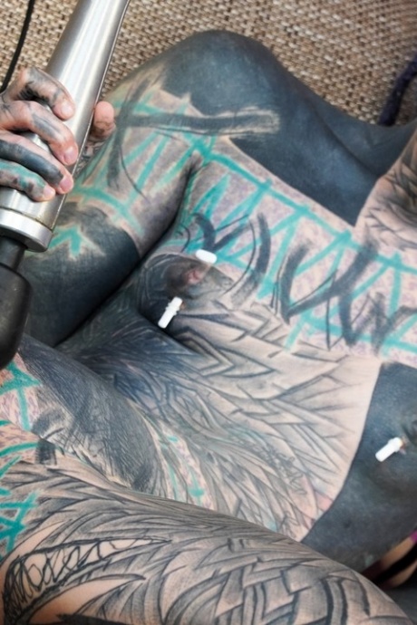 Сильно татуированные лесбиянки Анускатц и Сеси Милкимузз засовывают кулаки в жопы 12