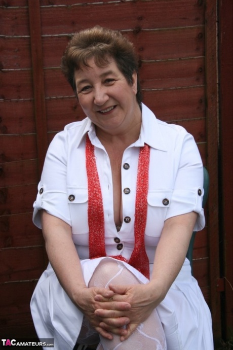 Зрелая жирная кудрявая Кэрол раздевается до нижнего белья и сексуальных нейлоновых чулок во дворе 1