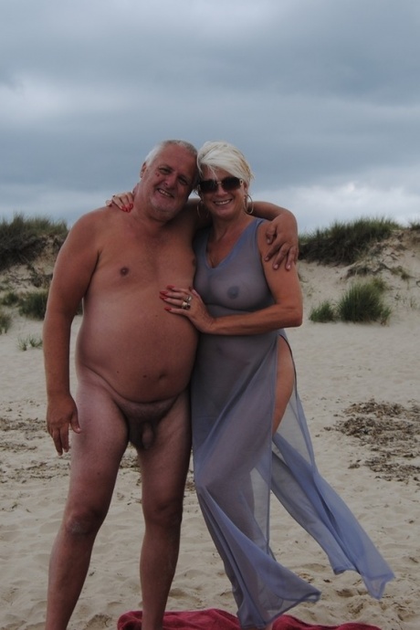 Пожилая платиновая блондинка Димонти посылает воздушный поцелуй на нудистском пляже со своим мужчиной 2