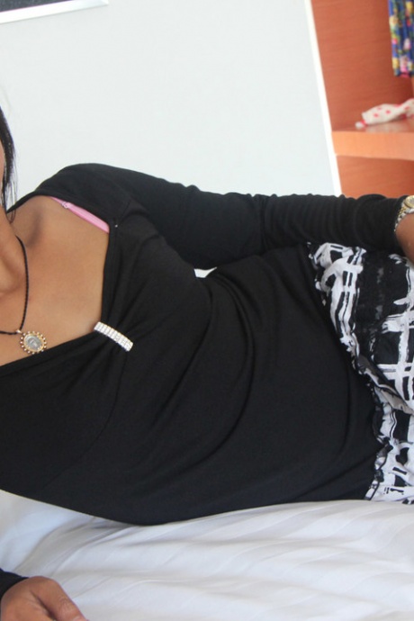 Возбужденная азиатка снимает кружевные трусики, чтобы трахнуться и показать волосатую киску со спермой в жопе кремовый пирог 1