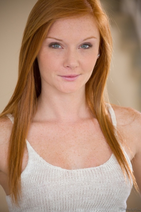 Две сексуальные рыжие шлюшки Алекс и Кендра наслаждаются обнажением своих горячих тел 1