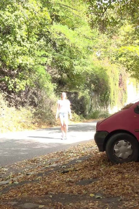 Валентина Росс мочится на чью-то подъездную дорожку во время прогулки 1