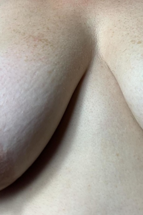 Тучная любительская сексуальная молодая толстушки показывает свою большую задницу после того, как раздвинула свою киску 13