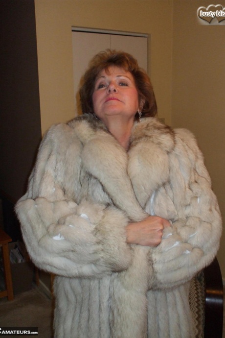 Пожилая грудастая любительница Блисс занимается сексом со своим молодым любовником на кровати 3