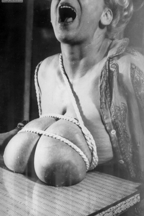 Большие груди связывают и разбрызгивают молоко в похабной винтажной сцене БДСМ 12