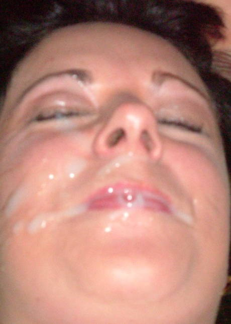 Белые шлюшки Juicyjo и ее девушка получают сперму на лица во время группового секса 17