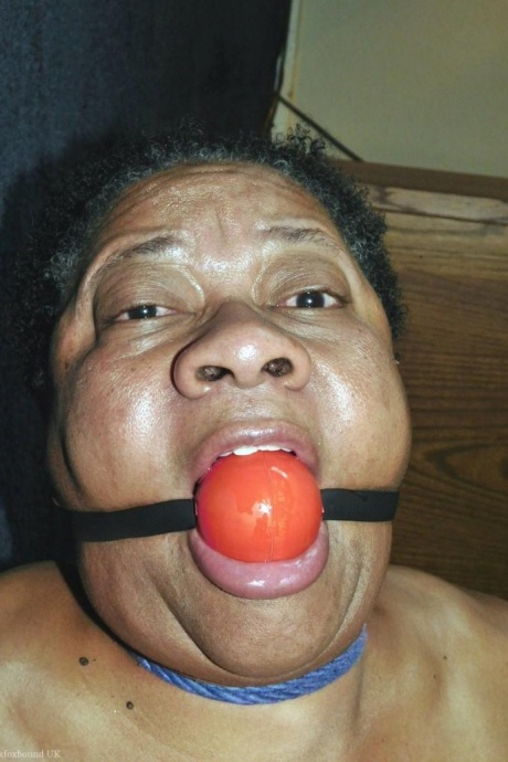 Полная негритянка Трикси борется с кляпом во рту, пока ее связывают 6