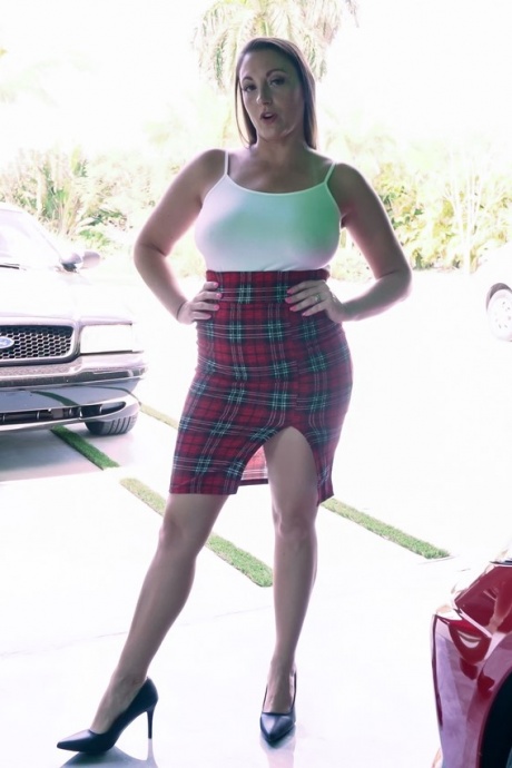 Британка Мелани Хикс занимается жестким сексом от первого лица со своим другом-мужчиной 2