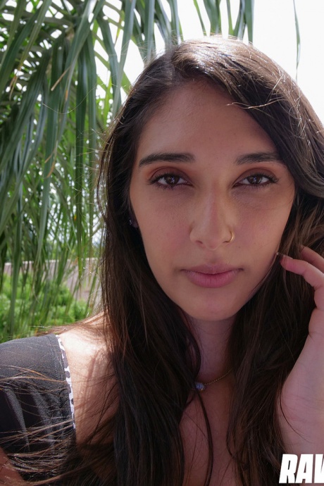 Девушка по соседству типа Арии Слоун занимается сексом от первого лица с большим белым членом 2