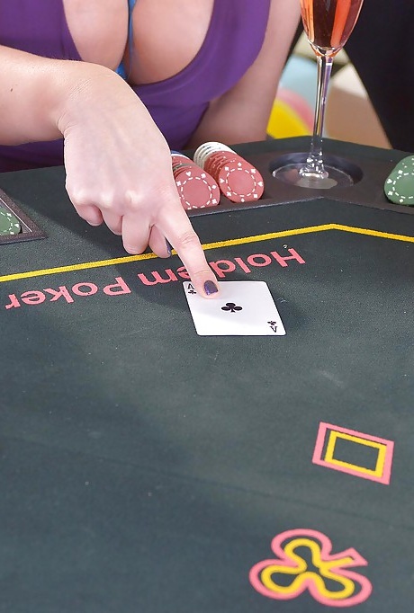 Раскачивающиеся европейские мамочки заглатывают большой член и получают анальный секс 1