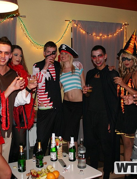 Студенты колледжа занимаются групповым сексом во время посещения вечеринки в честь Хэллоуина 1