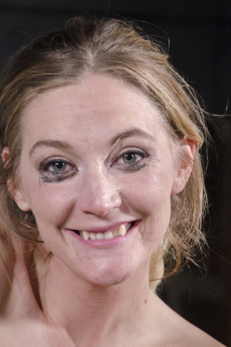 Обнаженной девушке Моне Уэйлс удается выдавить улыбку после экстремального секса в бондаже 15