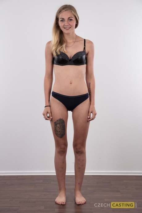 Молоденькая блондинка Марсела показывает свои очень крошечные сиськи в черных стрингах 5