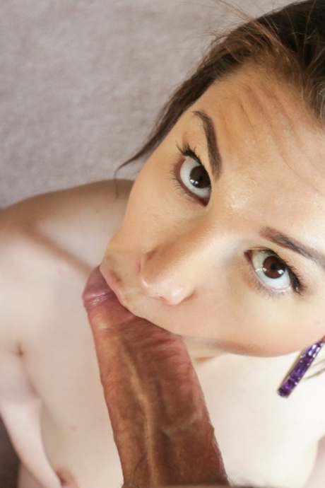 Брюнетка Габриэлла Палтрова кончает на лицо во время минета от первого лица 10