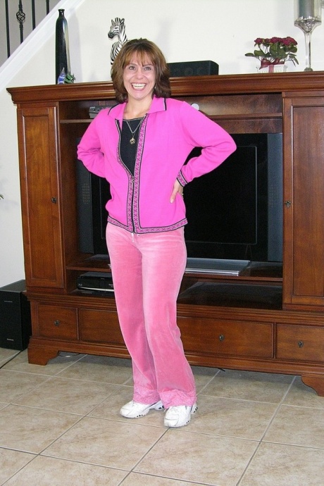 Зрелая домохозяйка Сейдж теребит пальцами свою киску на посадочной полосе во время своего дебюта обнаженной 2