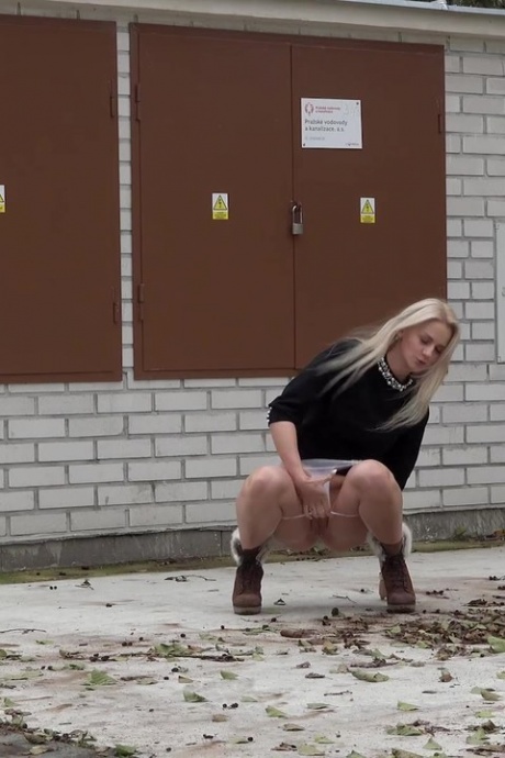 Блондинка Кэти Скай мочится на бетонную площадку в зимних ботинках 2