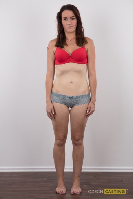 Чешская мать снимает красное платье и нижнее белье, чтобы дебютировать в обнаженном виде 5