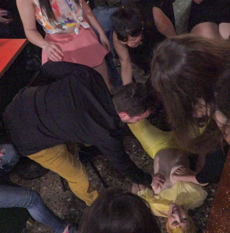 Кавказских девушек унижают и трахают толпой в публичном доме 3