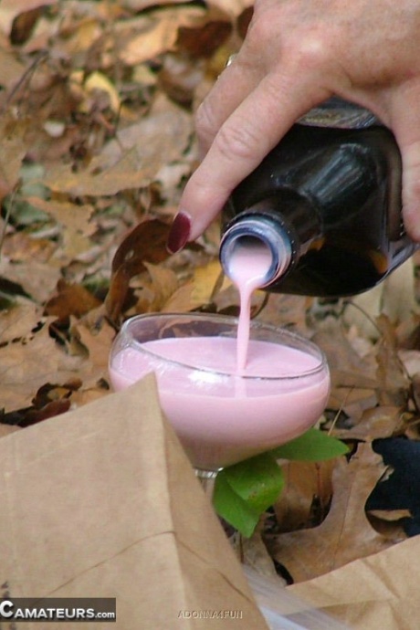 Возбужденная бабуля Адонна снимает трусики и забавляется с собой в лесу 10