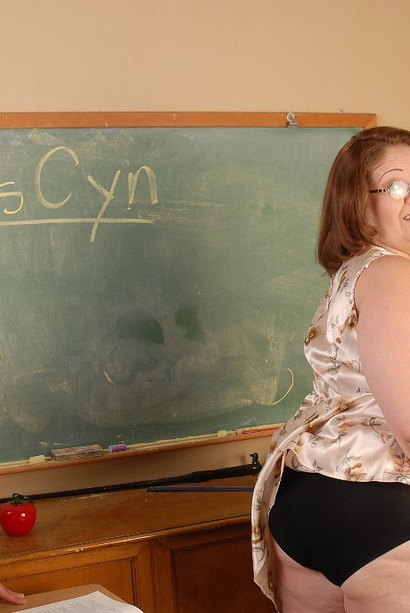 Тучная школьная учительница Вин раздевается в классе, чтобы сделать минет 2