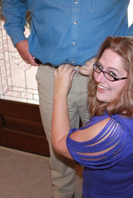 Толстая мамаша снимает очки в середине рабочего дня, когда трахается с ММФ 3