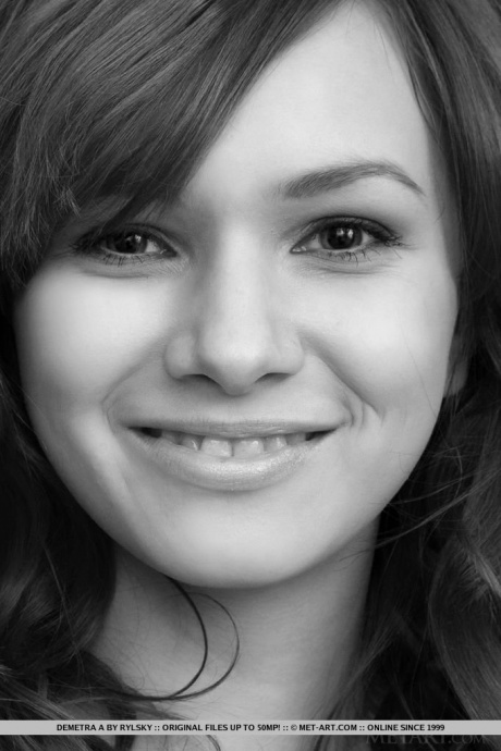 Симпатичная рыжеволосая девушка с крошечными сиськами раздвигает очень сексуальные ножки и горячую попку 2