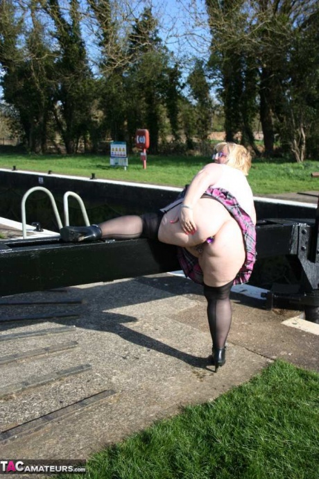 Блондинка с избыточным весом Лекси Каммингс обнажает себя, закрывая систему каналов 12