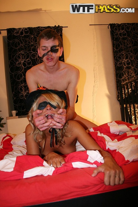 Студенты колледжа участвуют в групповом сексе во время вечеринки в честь Хэллоуина 4