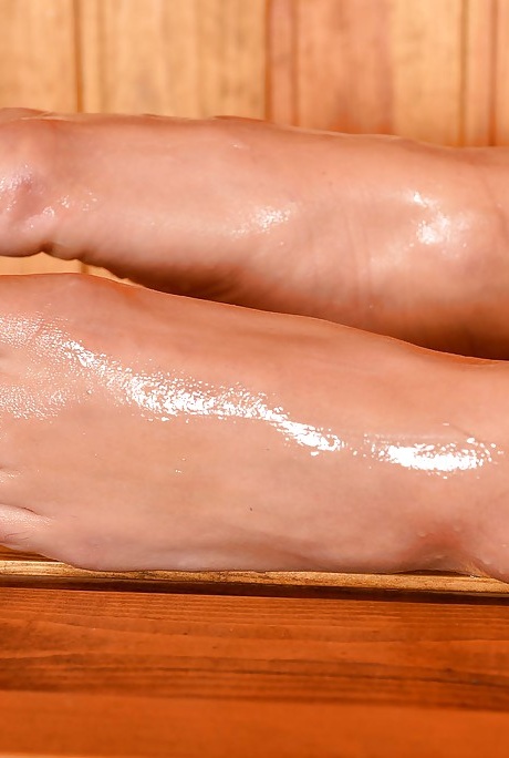 Европейская красотка с длинными ногами Николь расслабляется в сауне и лижет пальчики на ногах 10