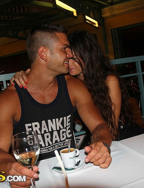 Похотливая парочка заканчивает свой вечер съемкой домашнего порно 3