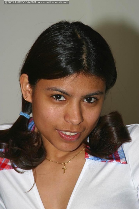 Латиноамериканка-любительница показывает свою пизду после того, как разделась в туфлях на каблуках с ремешками на щиколотках 1