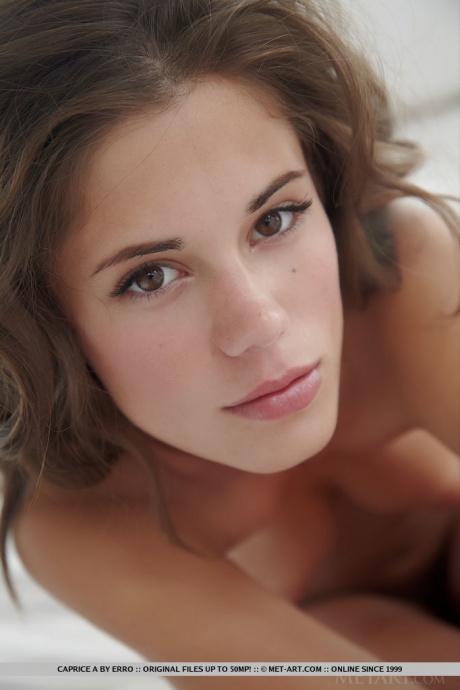 Брюнетка красотка Каприз освобождает красивые подростковые сиськи и лысую пизду от нижнего белья 11