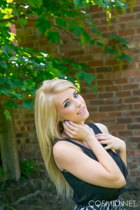 Грудастая блондинка Джоди снимает свою одежду на открытом воздухе, чтобы позагорать на своих отвисших сиськах 3