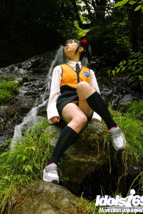 Улыбчивая студентка-азиатка показывает свои крошечные сиськи и пушистую пизду на открытом воздухе 8