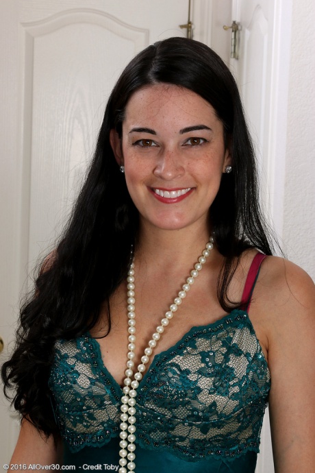 Симпатичная темноволосая Найла Паркер показывает красивые сиськи, горячую попку и волосатую киску 1