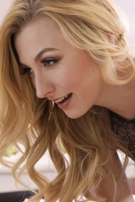 Худенькая блондинка Алекса Грейс соблазняет своего мужчину в своих черных прелестницах 4