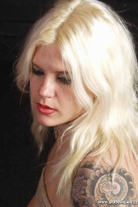 Татуированную блондинку с отвисшей грудью связывают веревкой в обнаженном виде 7