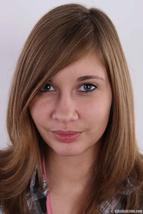 Симпатичная девушка снимает с себя всю одежду, чтобы показать свою попку крупным планом 1