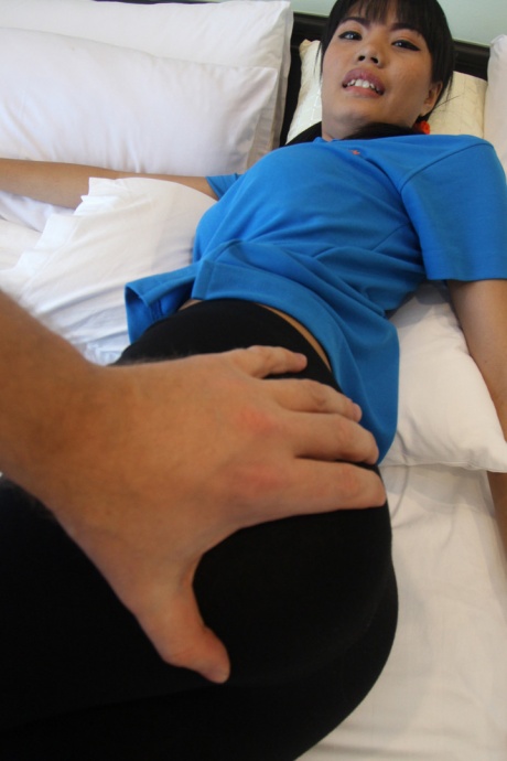 Азиатский любитель Нунсанг трахает секс-туристку во время секса без седла на кровати 3